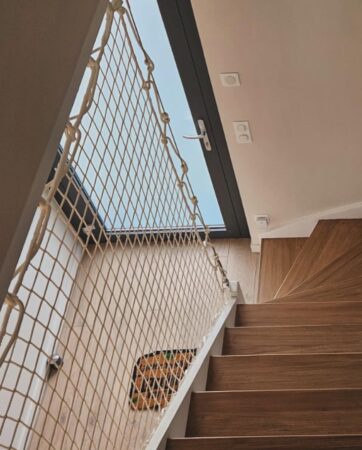 Mise en place d’un filet vertical en guise de garde-corps 